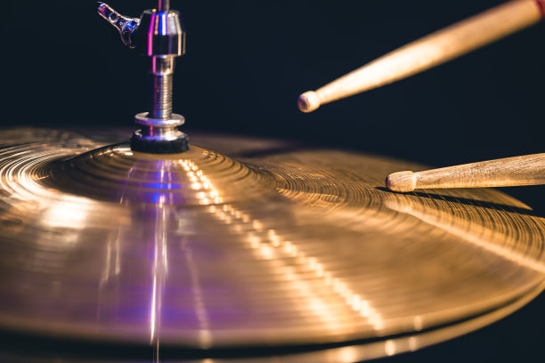 特写的鼓钹，部分鼓套件拷贝空间。图片下载