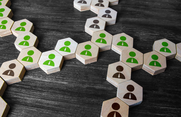 突出人的联系链。合作解决任务。网络。连接的人。援助和合作。统一性和多样性。有用的联系和口口相传。图片下载