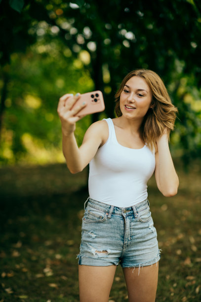 十几岁的女孩在街上自拍图片下载