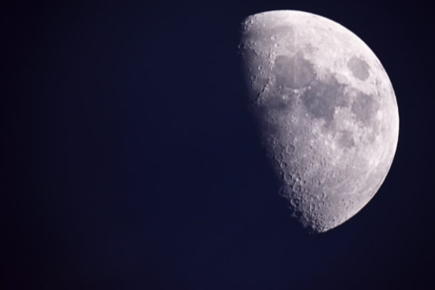 通过望远镜观察四分之一的月亮图片下载