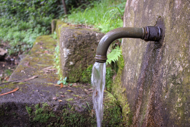 水从水龙头流入喷泉图片下载