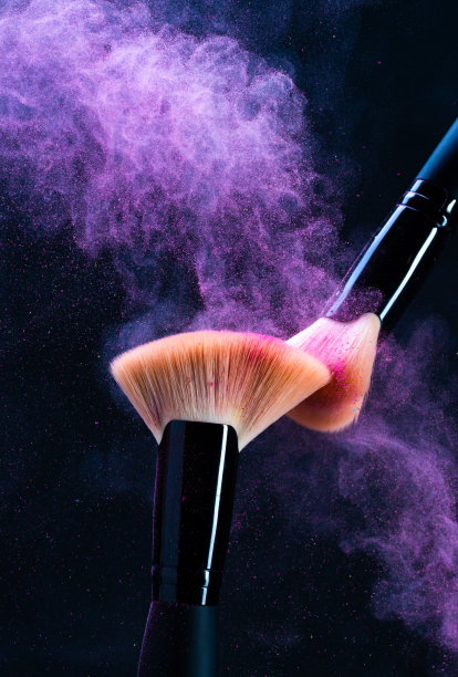 化妆刷上的粉沫互相摩擦图片下载