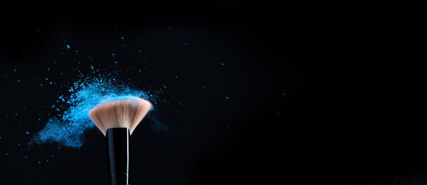 化妆刷上的粉沫互相摩擦图片下载