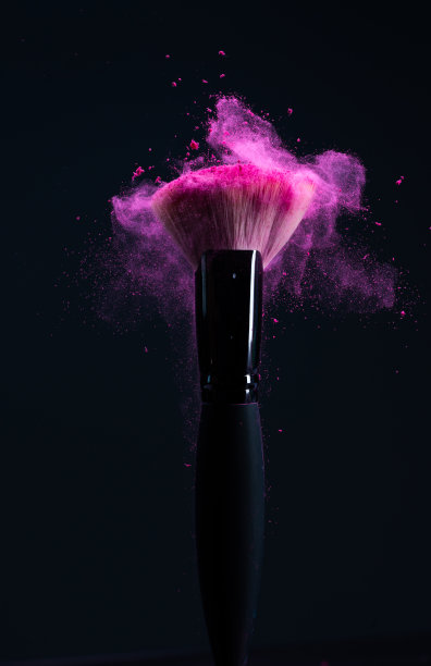 化妆刷上的粉沫互相摩擦图片下载