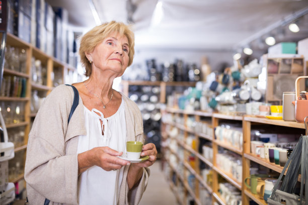 成熟女子在商店挑选新菜图片下载
