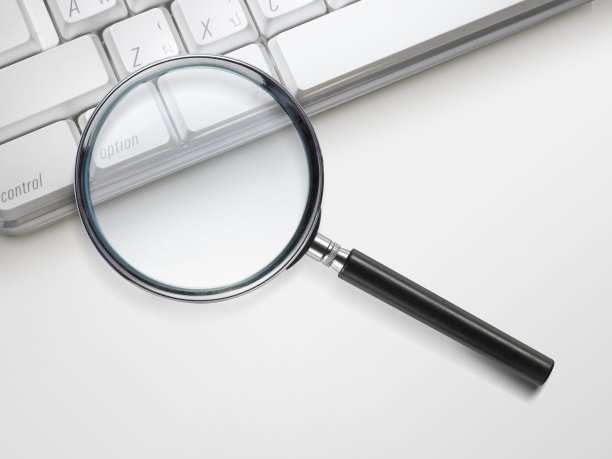 笔记本电脑用放大镜搜索的概念图片下载