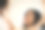 年轻女子看着镜子图片下载