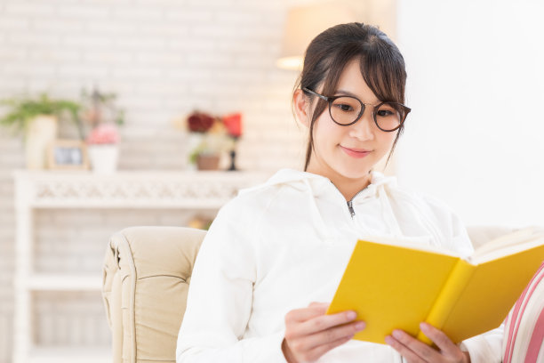 有魅力的亚洲女人读书，图片下载