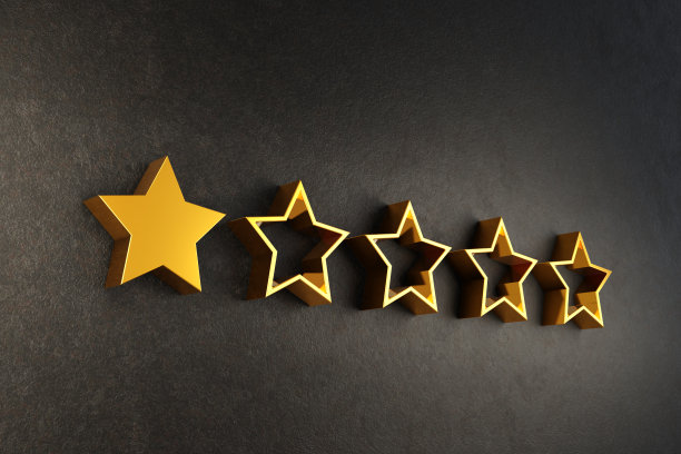 五颗闪亮的金星中的一颗在生锈的金属板上。说明低评级和糟糕的性能图片下载