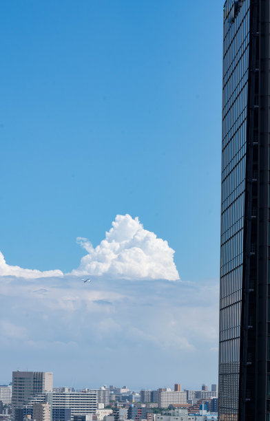 日本东京摩天大楼的蓝天积雨云图片下载