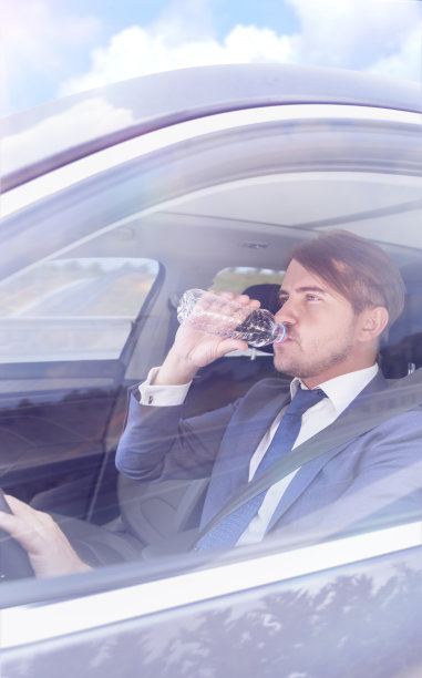 司机在开车时喝水图片下载