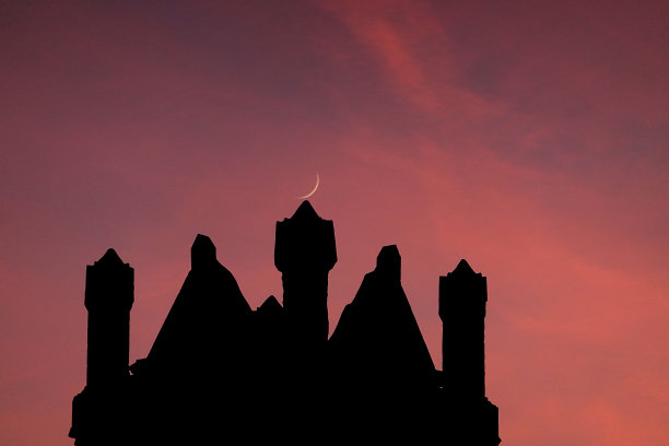 城堡塔楼上的新月图片下载