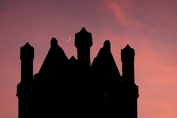 城堡塔楼上的新月图片下载