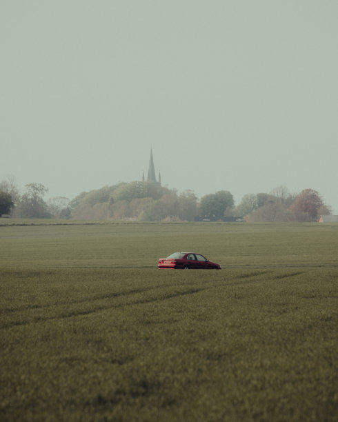 瑞典韦林格——麦田里的汽车，遥远未来的孤独图片下载