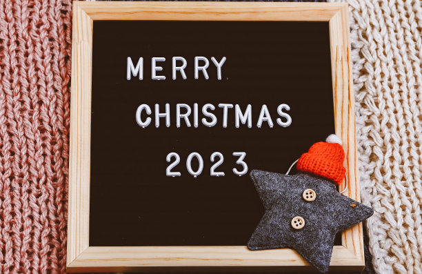 在信板上写圣诞快乐。2023年的新年背景图片下载