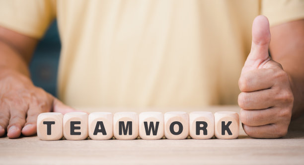 一个年轻的商人用木块线的领导代表团队合作，商业理念和支持的友谊，员工和朋友的合作。为了组织的成功图片下载