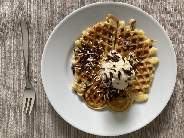 华夫饼配冰淇淋和巧克力屑图片下载