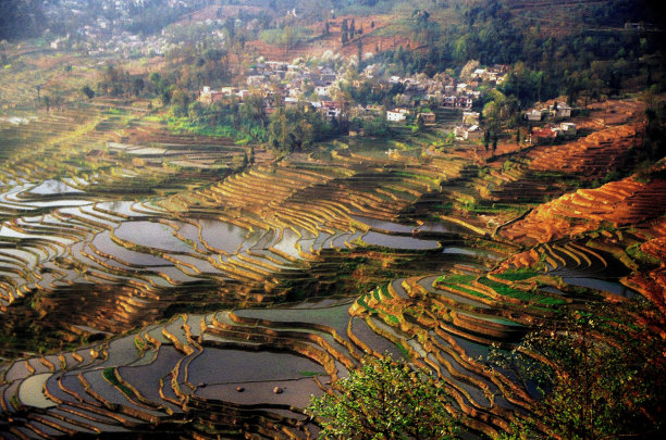 元阳哈尼族山地梯田与传统村落图片下载