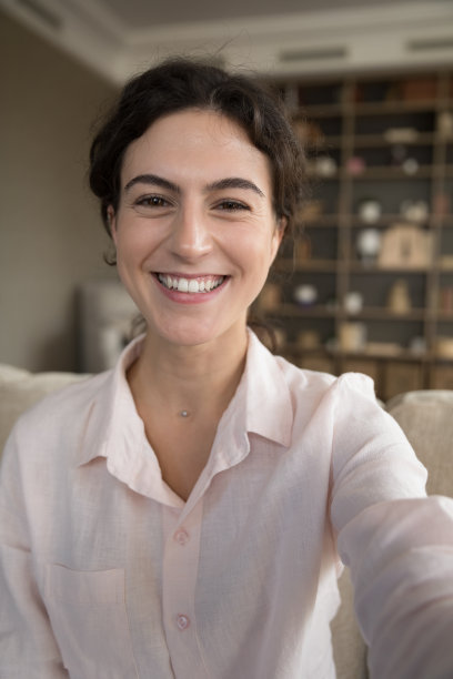 垂直拍摄年轻女子进行视频通话，网络摄像头面部视图图片下载