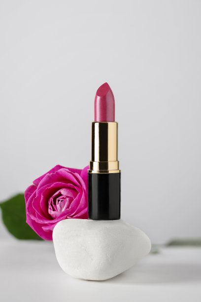 白色底色粉色玫瑰口红。图片下载