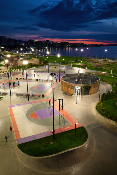 城堤夜景。在灯火通明的体育场上，罕见的面目全非的人图片下载