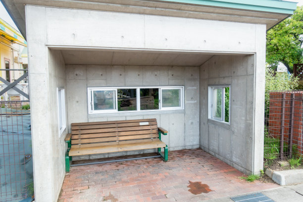 在日本拍摄的公共汽车站候车区照片。图片下载