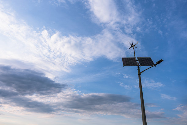 可再生能源。风力发电机采用太阳能发电板，可再生光伏技术。替代能源的概念。图片下载