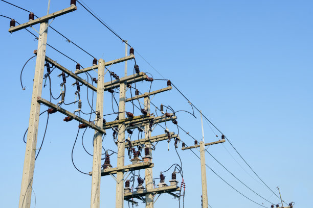 天空后面有电线的水泥电杆图片下载