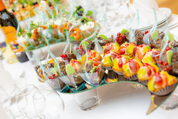 零食，美味佳肴，甜点，一瓶瓶的酒精饮料在一个豪华的自助餐图片下载