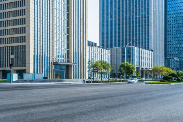 空荡的城市道路和现代化的城市建筑图片下载