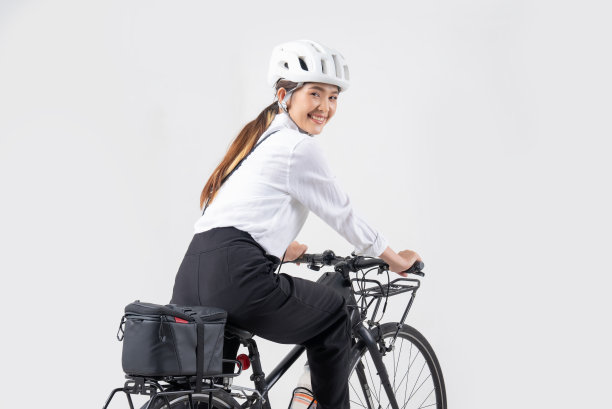 亚洲美女，她骑着城市自行车去上班。她是问候。工作室的概念图片下载