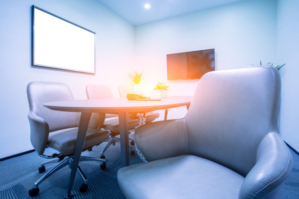 配有真皮座椅的小会议室图片下载
