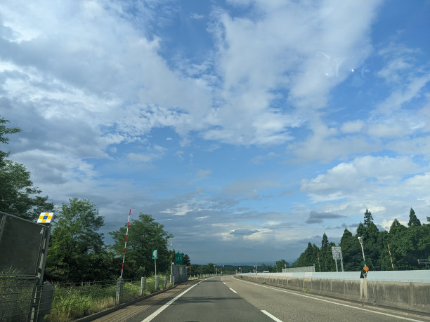 高速公路上开车图片下载