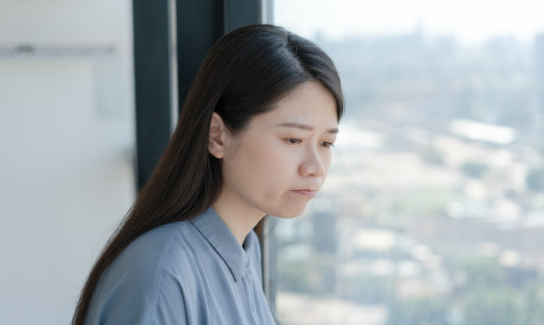 坐在窗边的女人图片下载