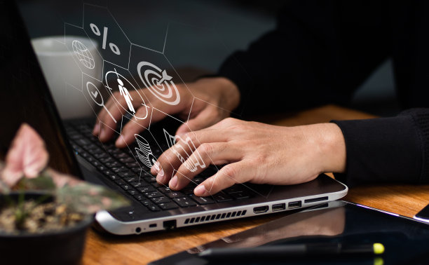 客户行为理念，买家形象，目标客户营销策略和计划营销个性化，以客户为中心的策略在电脑上分析潜在客户。图片下载