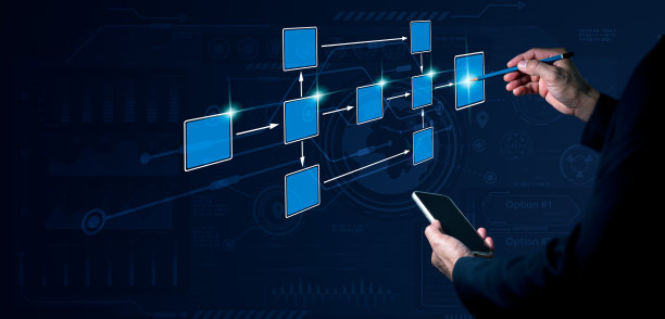 一个男人的左手拿着电话，右手拿着铅笔，他的电源指向一个3D显示器，在那里，流程图被用来自动化公司的流程和工作流程。图片下载