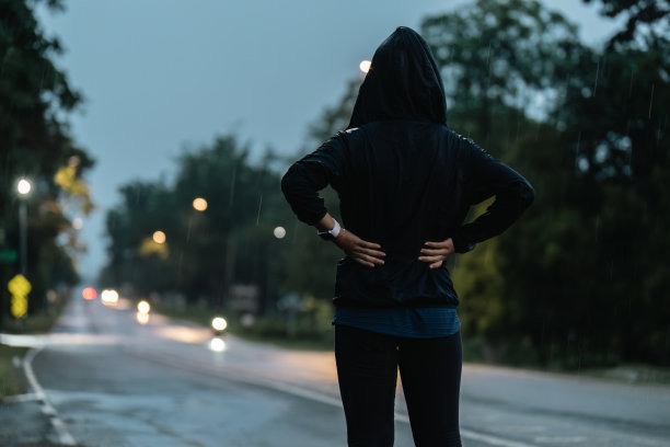 亚洲女士在雨中奔跑图片下载
