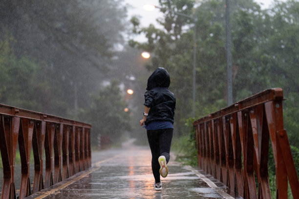 亚洲女士在雨中奔跑图片下载