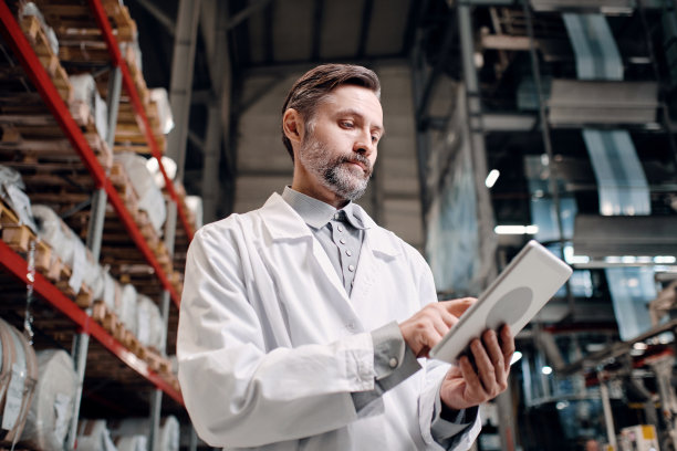 工厂里拿着药片的工人图片下载