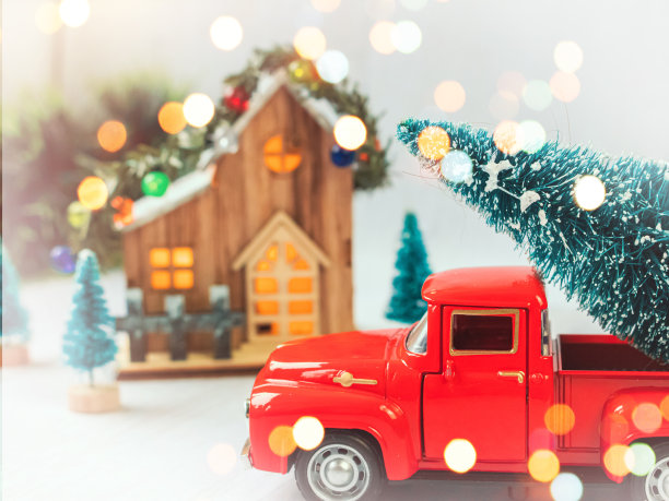 圣诞明信片。复古皮卡与圣诞树的节日背景。图片下载