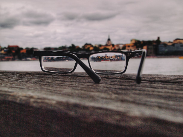 长凳上的玻璃杯特写图片下载