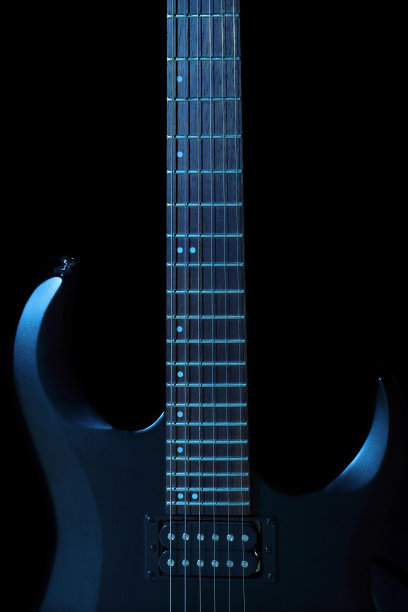 美丽的剪影电吉他在黑暗的背景。图片下载