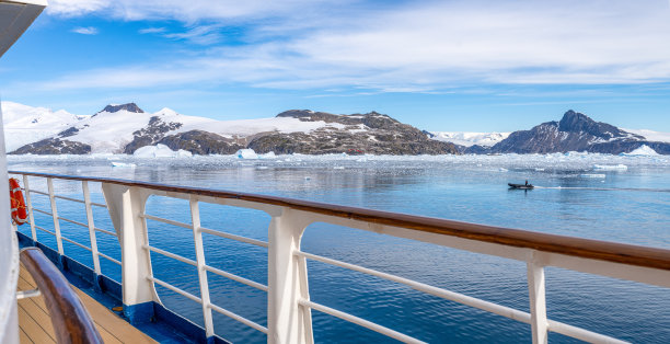 切尔瓦湾的南极冰山景观——南极半岛西侧的一个深口，周围是崎岖的山脉和引人注目的冰川前缘图片下载