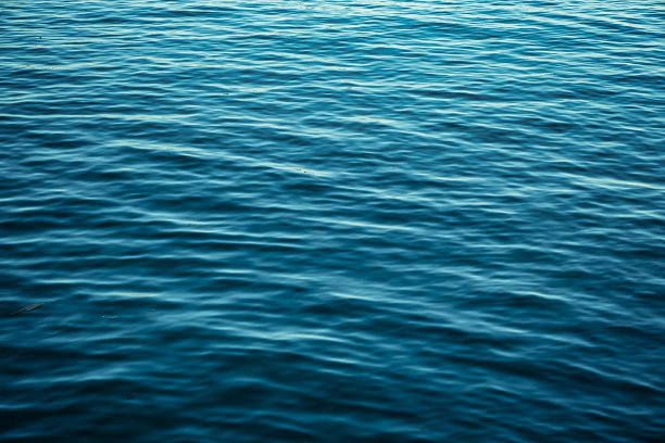 深蓝色的海图片下载