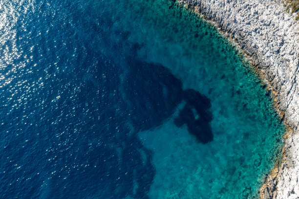 表面下隐藏着什么?这张由无人机拍摄的照片揭示了海底。图片下载