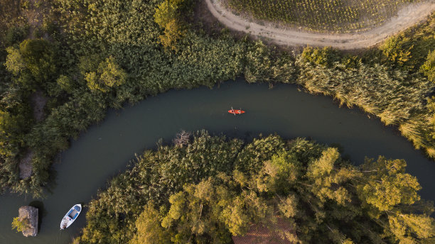 无人机在河上划独木舟图片下载