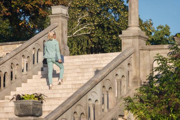 户外的女商人肖像图片下载