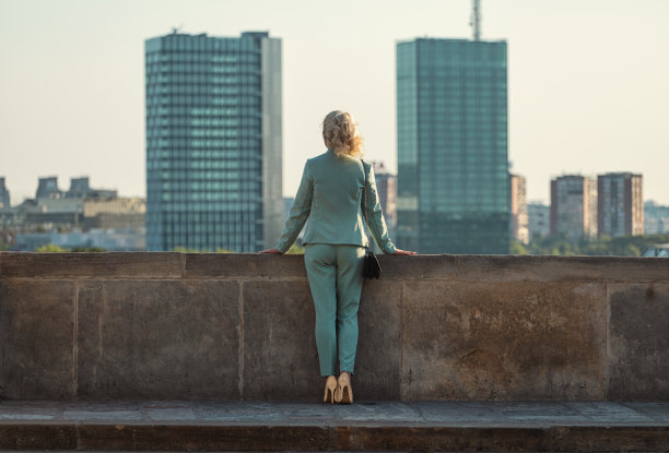 户外的女商人肖像图片下载