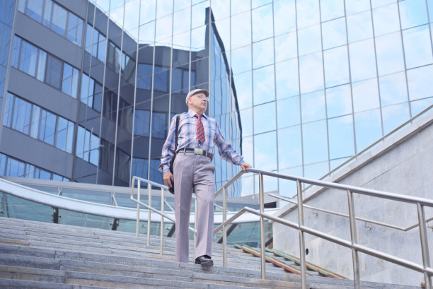 在大胆的建筑地点独自做生意的人图片下载