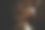 一个穿着睡衣站在冰箱前的女人。图片下载